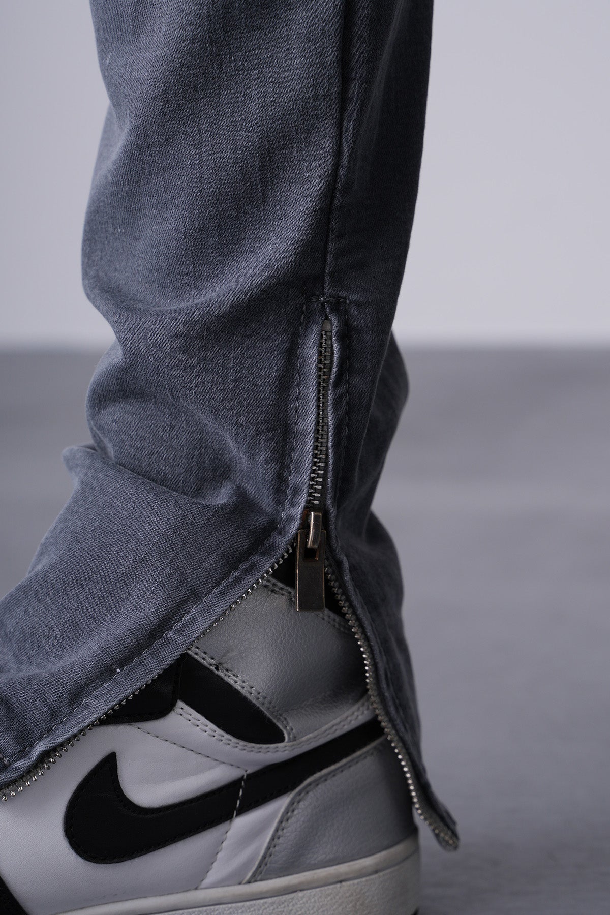 JEAN ZIPPED  - GREY 309